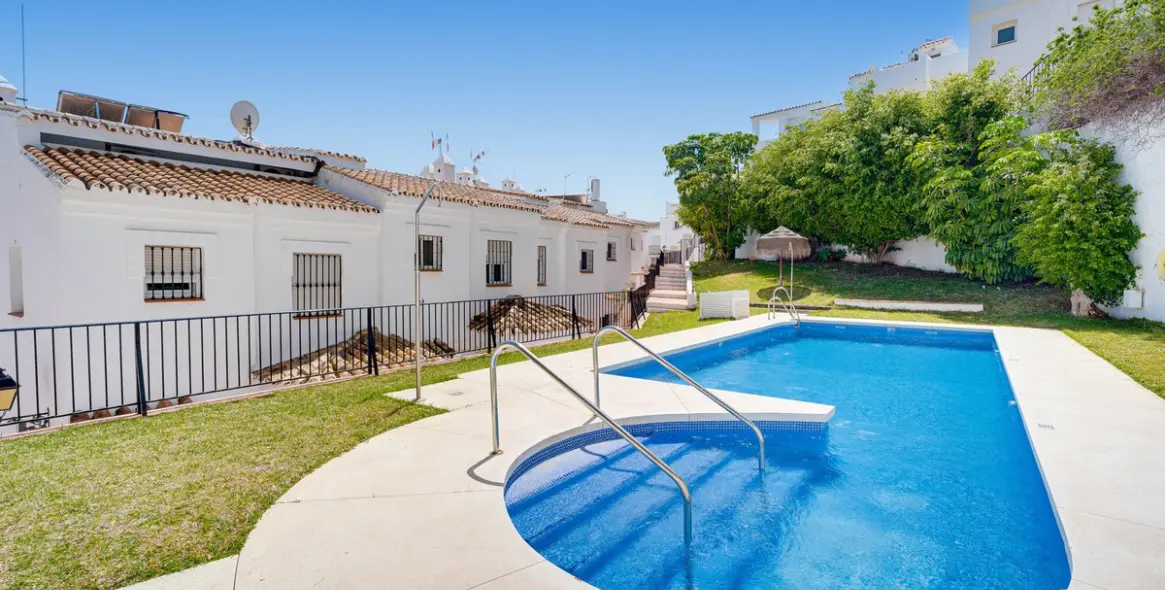 Sale of townhouse in Altos de los Monteros 34