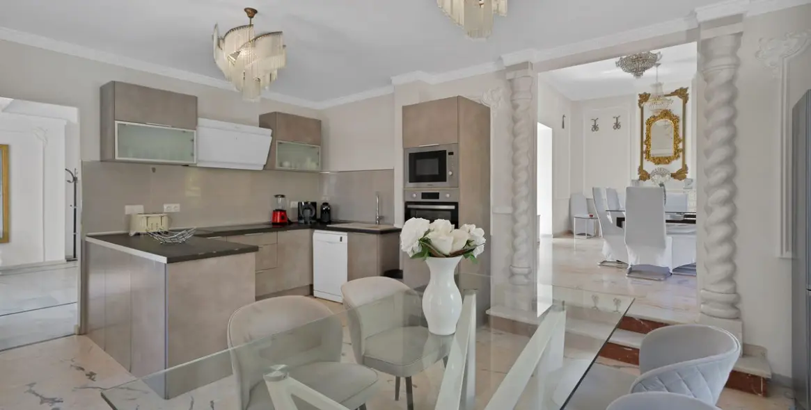 Sale of detached villa in Marbella 11