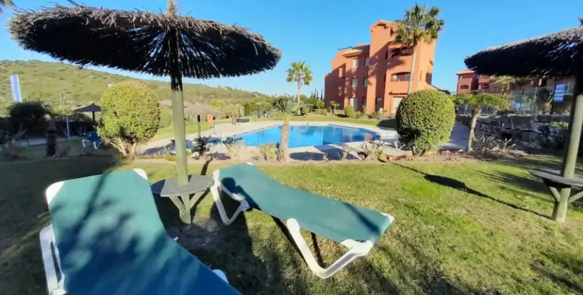Alquiler a largo plazo de apartamento en planta baja en Estepona 1