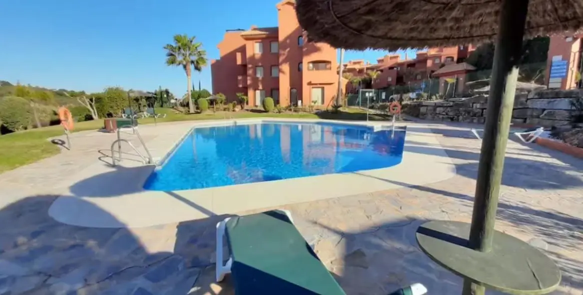 Alquiler a largo plazo de apartamento en planta baja en Estepona 2