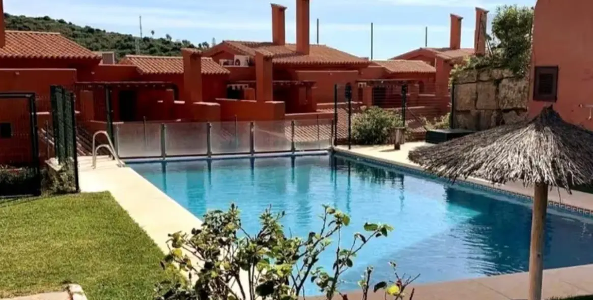 Alquiler a largo plazo de apartamento en planta baja en Estepona 3