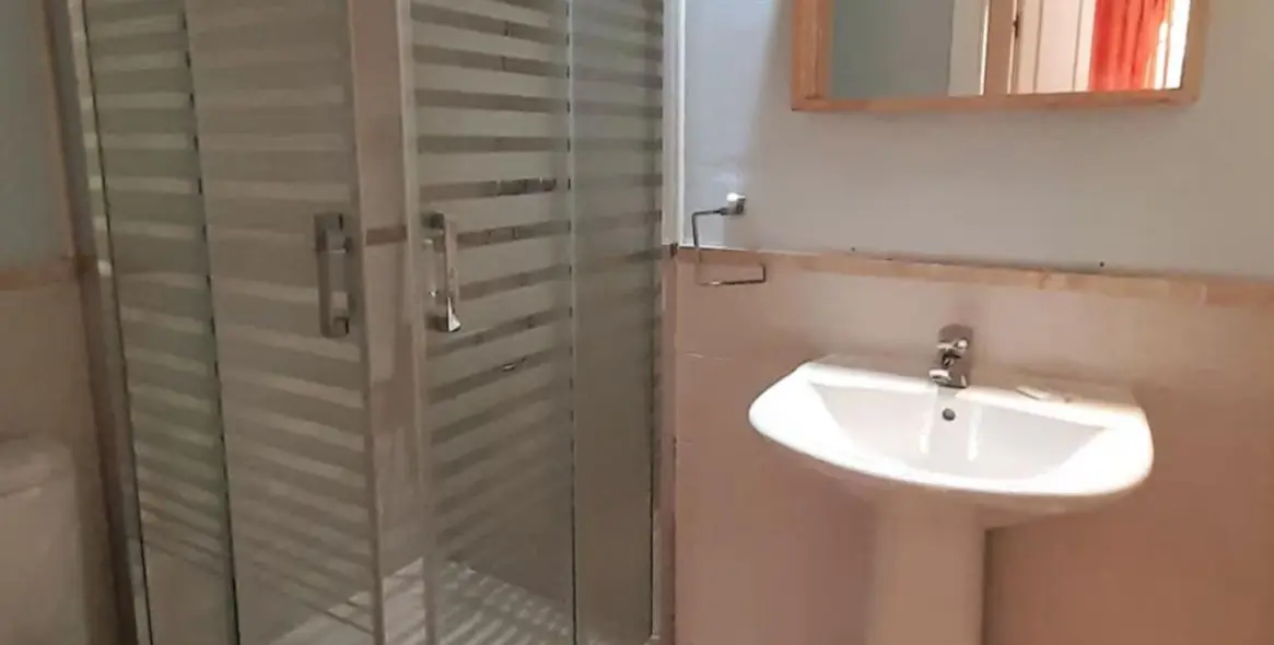 Alquiler a largo plazo de apartamento en planta baja en Estepona 9