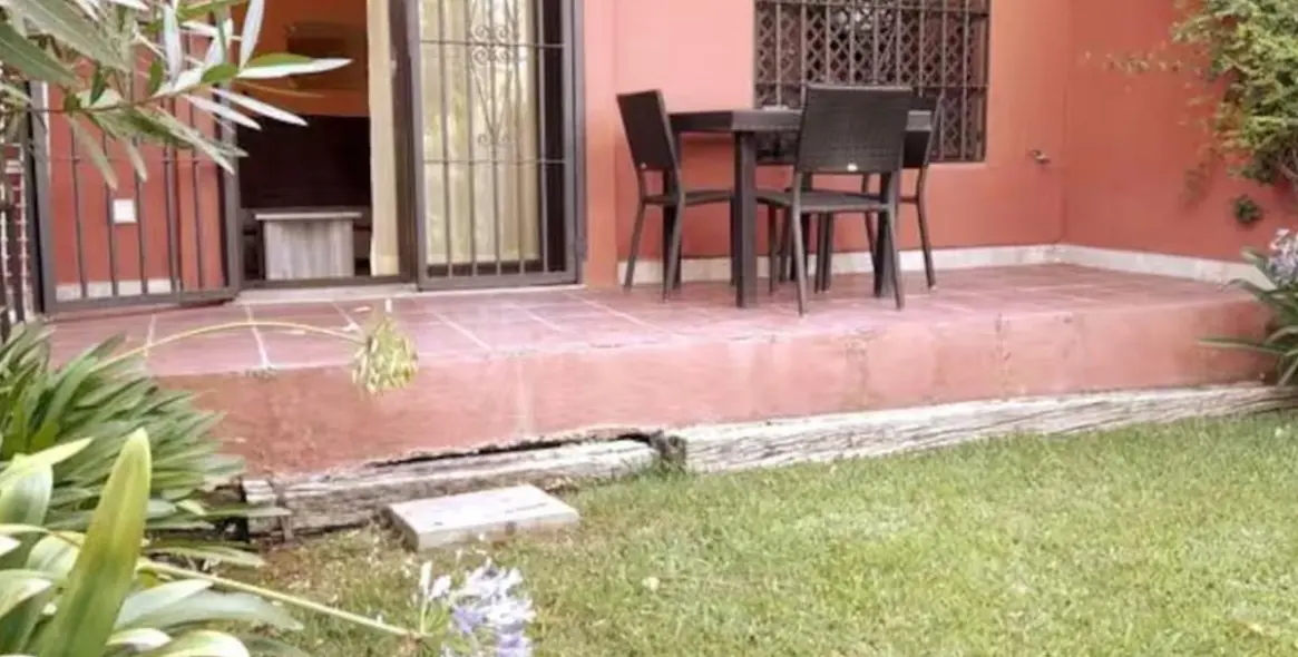 Alquiler a largo plazo de apartamento en planta baja en Estepona 12