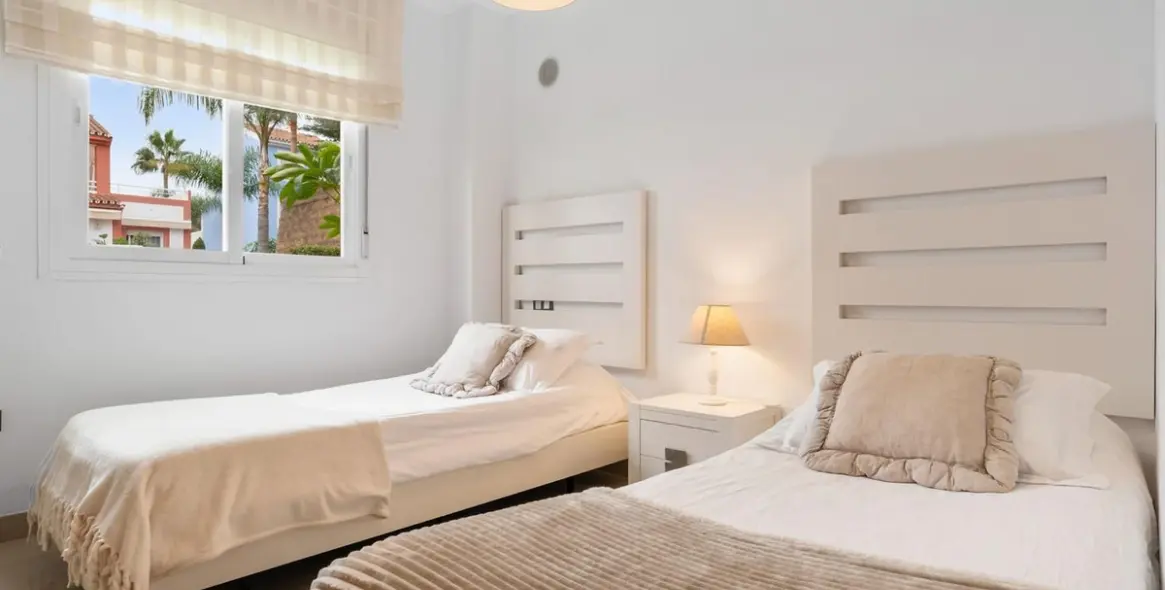 Sale of ground floor apartment in Estepona 11