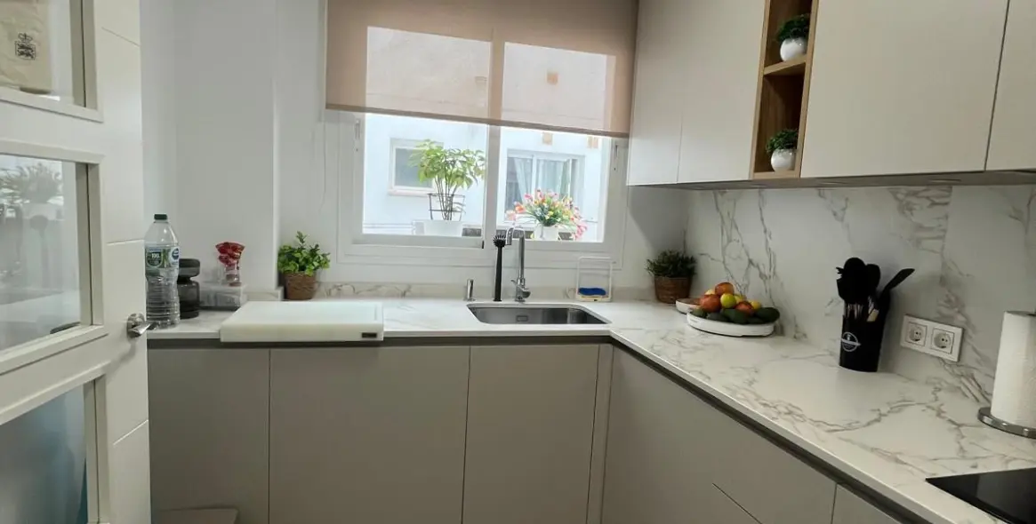 Sale of middle floor apartment in Estepona 21