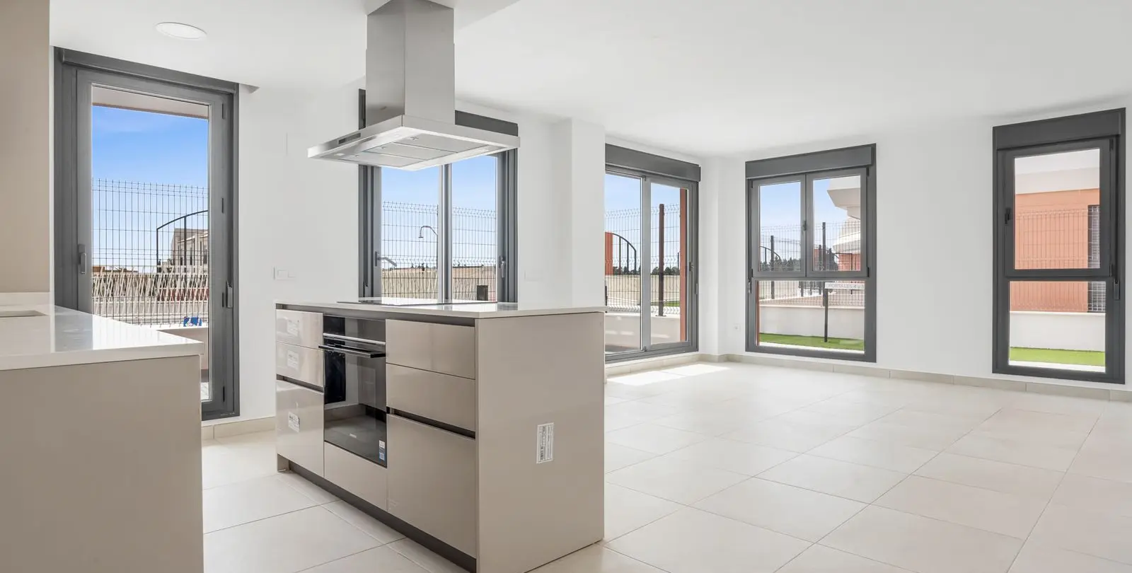 Sale of middle floor apartment in La Cala de Mijas 2