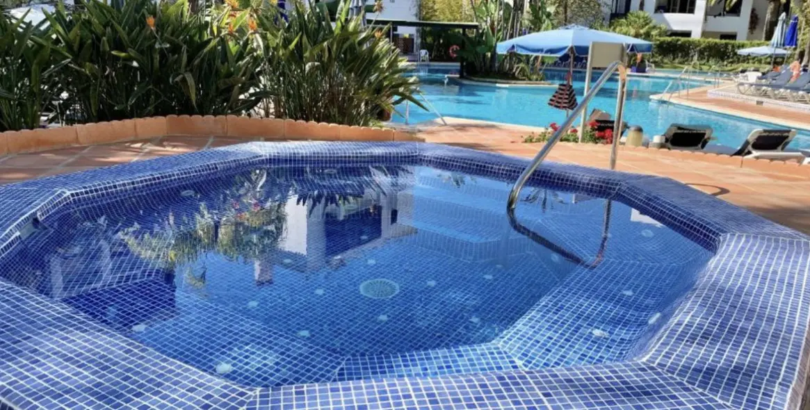 Sale of middle floor apartment in Elviria 2