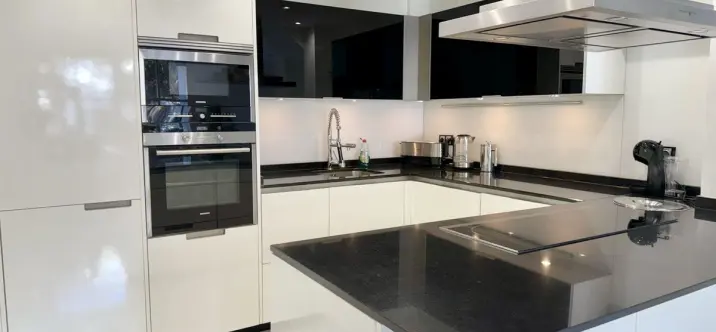 Sale of middle floor apartment in Elviria 2