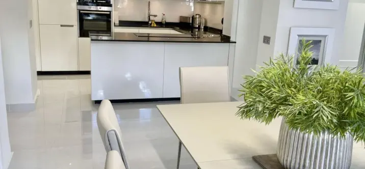 Sale of middle floor apartment in Elviria 3