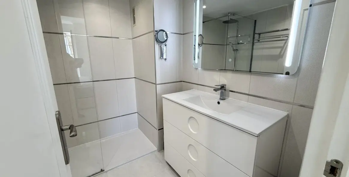 Sale of middle floor apartment in Elviria 12