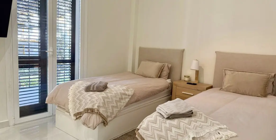 Sale of middle floor apartment in Elviria 23