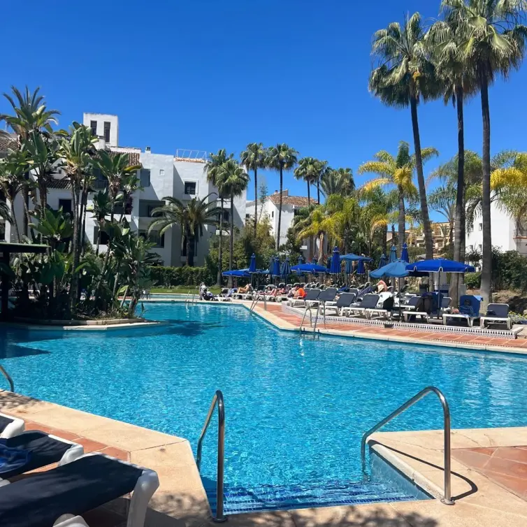 Продажа апартаментов на среднем этаже в Elviria