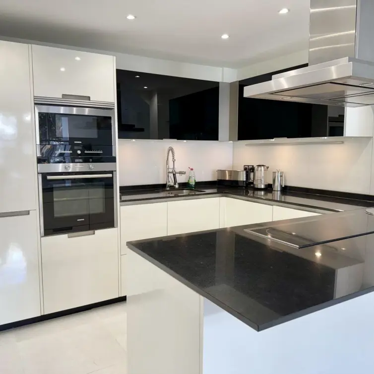 Продажа апартаментов на среднем этаже в Elviria