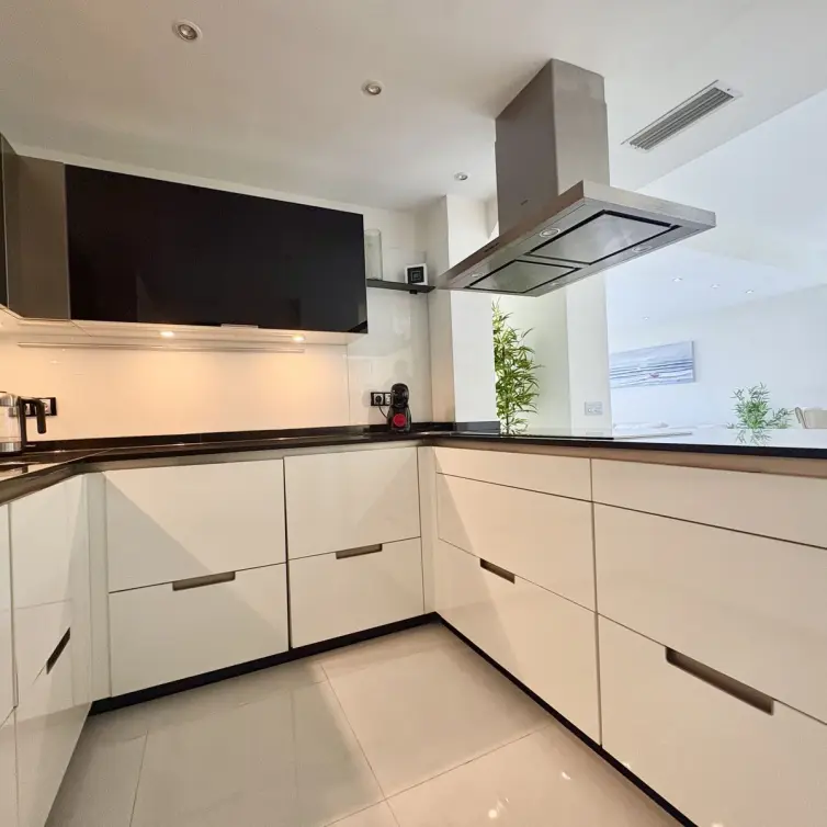 Продажа апартаментов на среднем этаже в Elviria