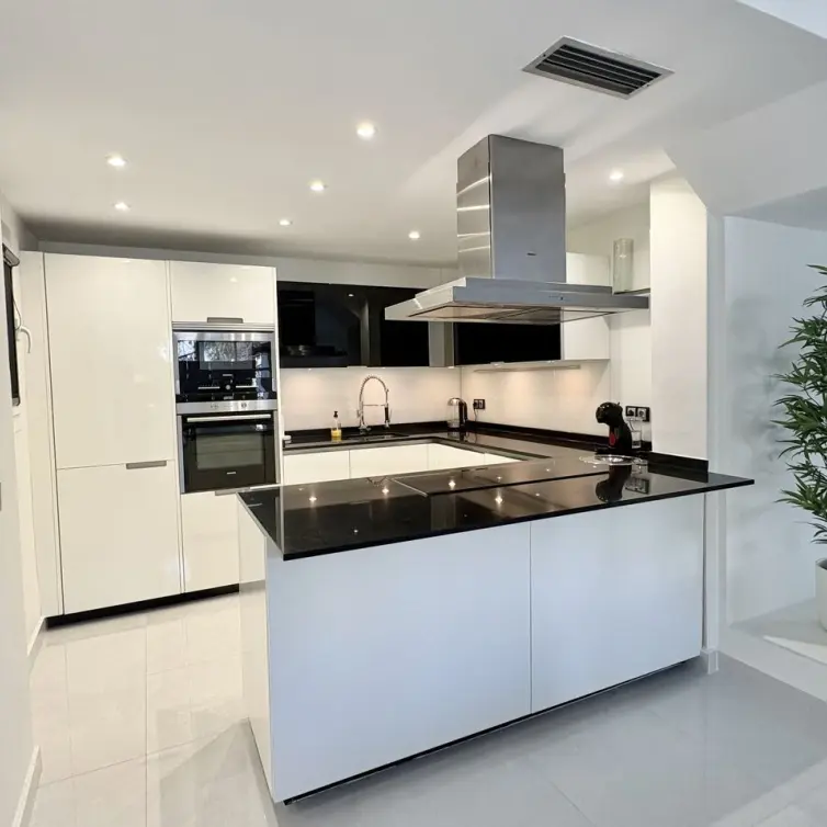 Продажа апартаментов на среднем этаже в Elviria