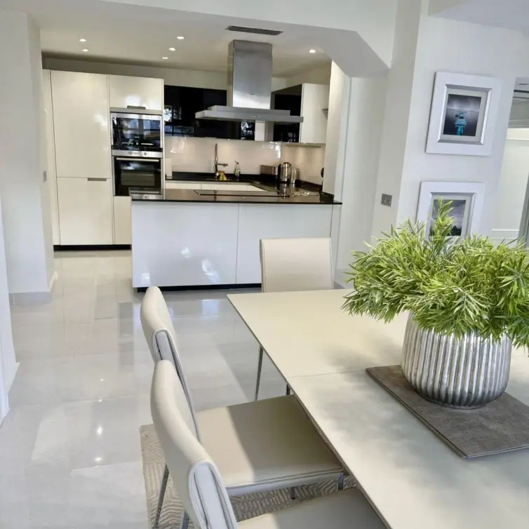 Продажа апартаментов на среднем этаже в Elviria
