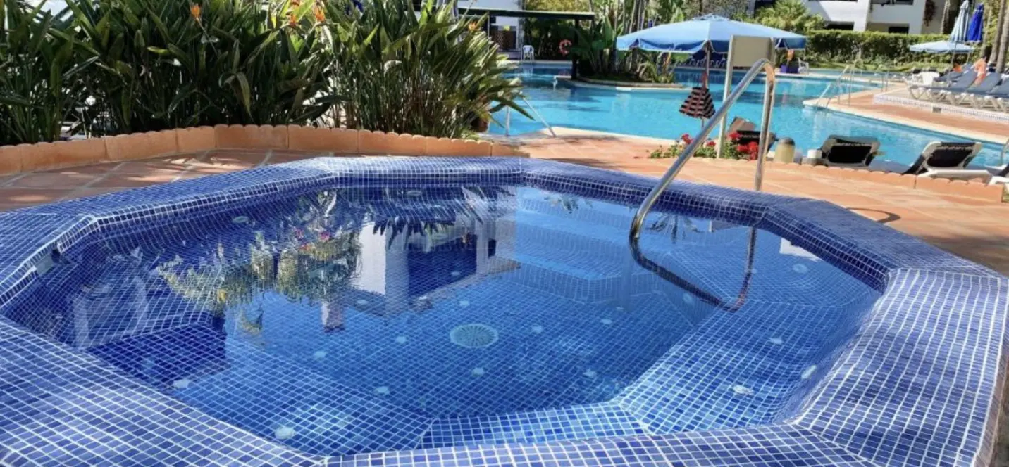 Sale of middle floor apartment in Elviria 1