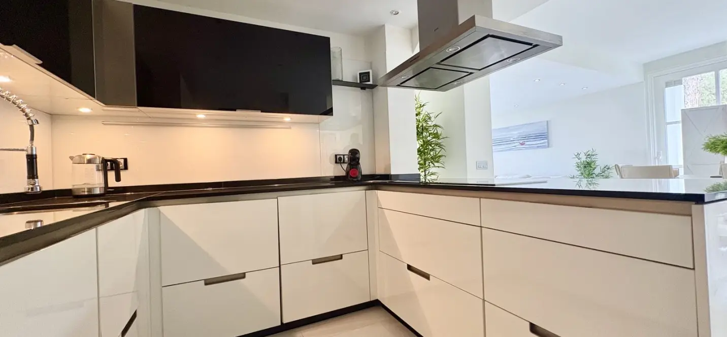 Sale of middle floor apartment in Elviria 3