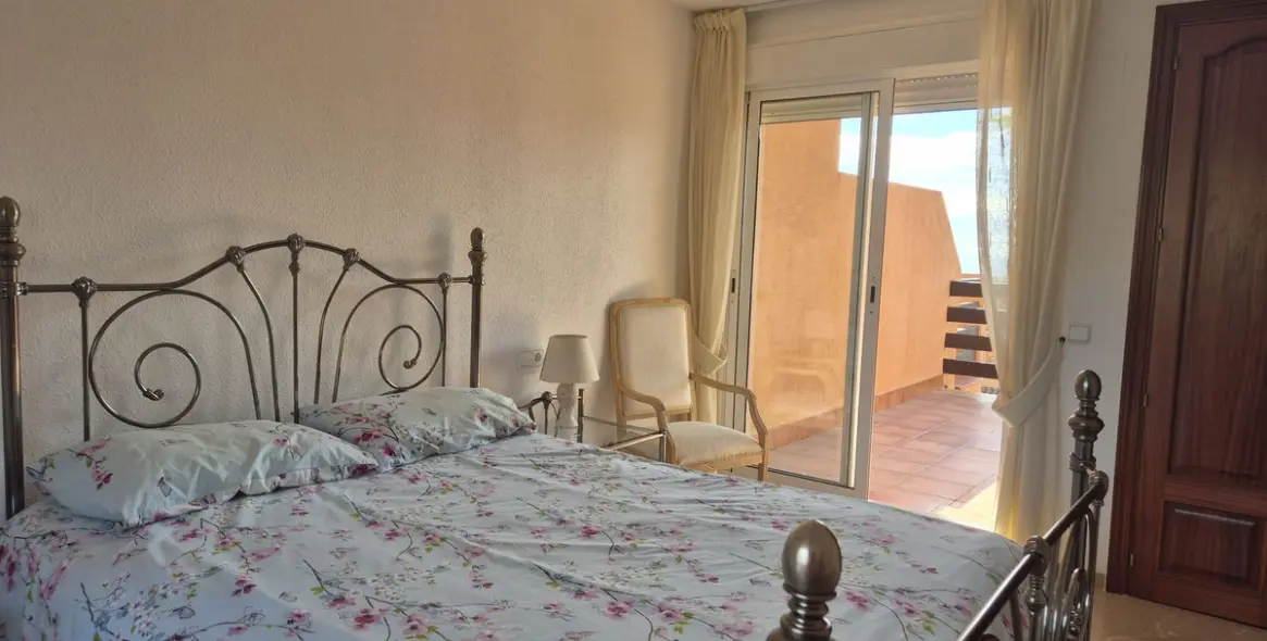 Продажа двухуровневого пентхауса в Casares Playa 15