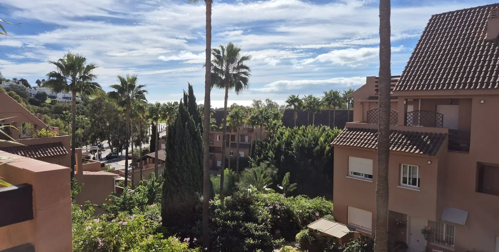 Продажа двухуровневого пентхауса в Casares Playa 1