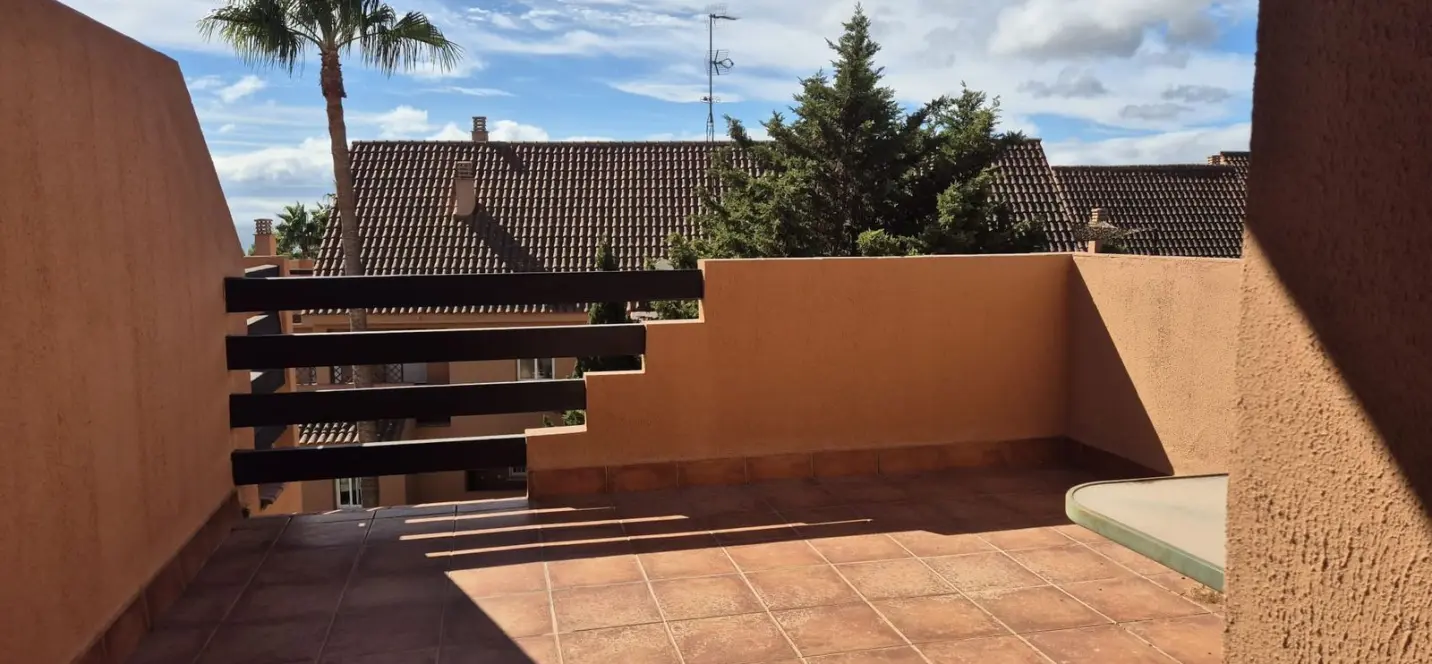 Продажа двухуровневого пентхауса в Casares Playa 1