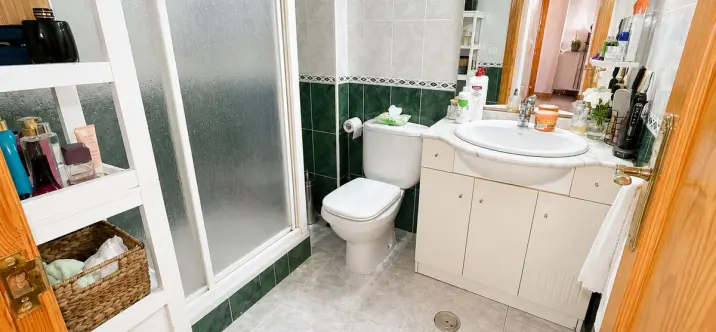 Venta de apartamento en planta media en Estepona 1