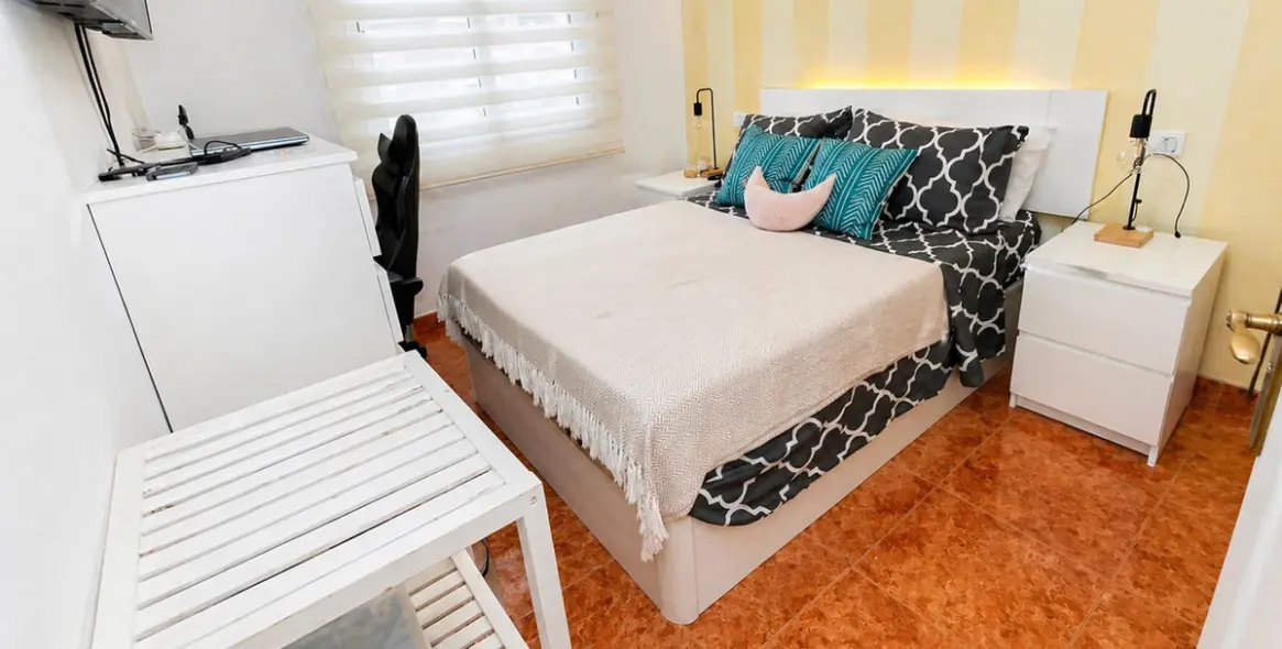 Venta de apartamento en planta media en Estepona 3
