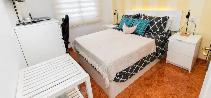 Venta de apartamento en planta media en Estepona 2