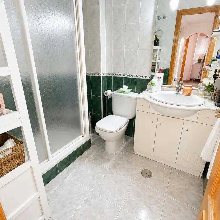 Sale of middle floor apartment in Estepona