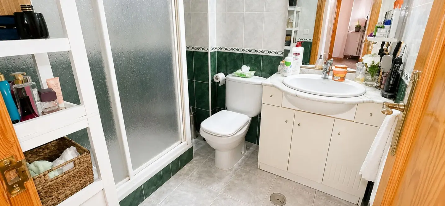 Sale of middle floor apartment in Estepona 1
