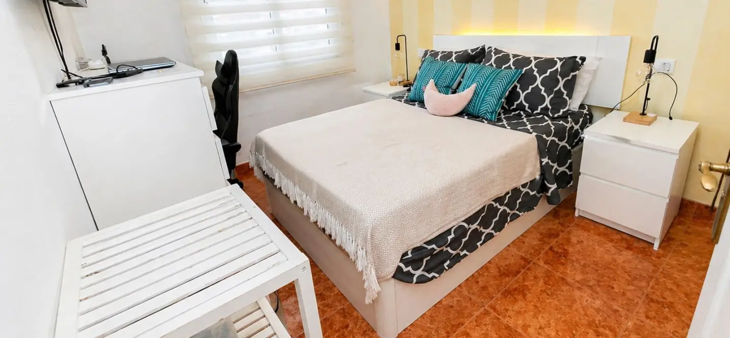 Sale of middle floor apartment in Estepona 2