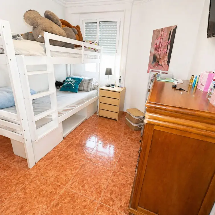 Sale of middle floor apartment in Estepona