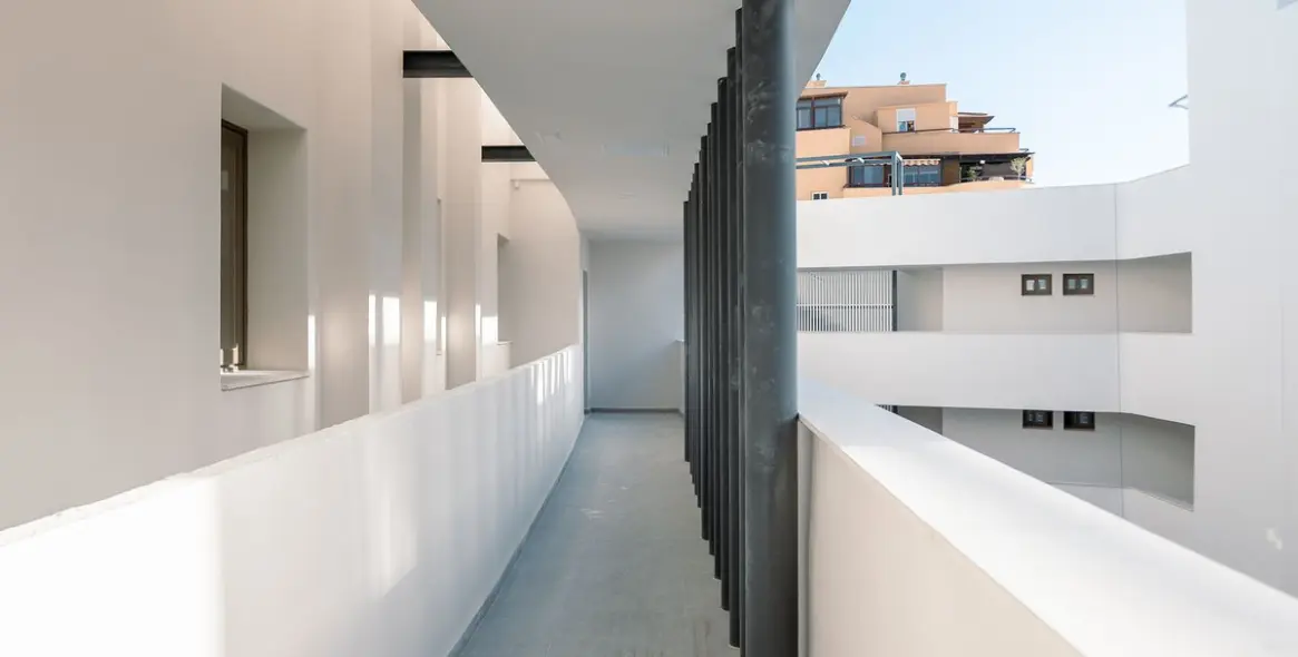Sale of middle floor apartment in Estepona 2