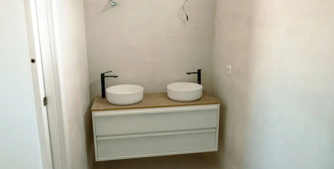 Sale of middle floor apartment in Estepona 12