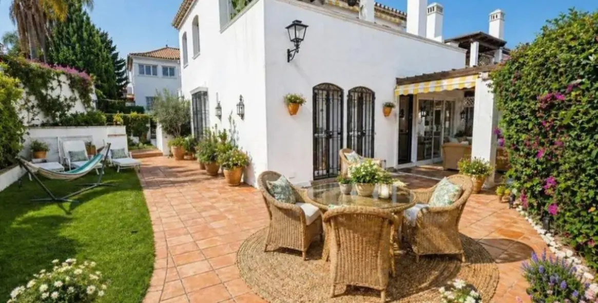Sale of ground floor apartment in Estepona 1