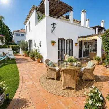 Sale of ground floor apartment in Estepona