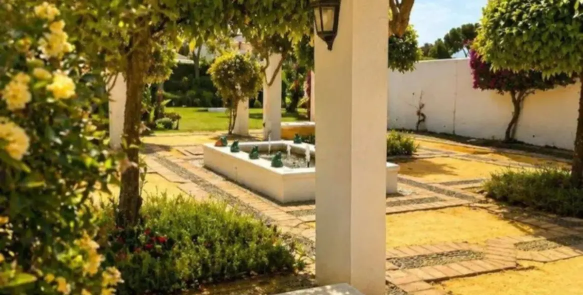 Sale of ground floor apartment in Estepona 12