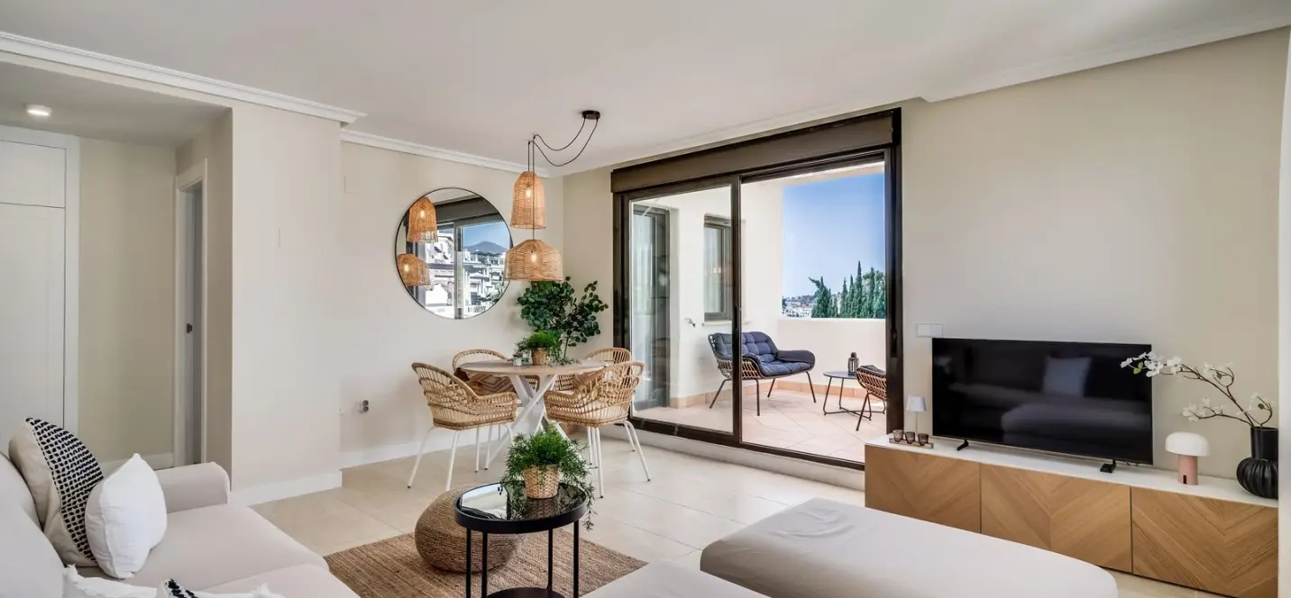 Sale of penthouse in Estepona 2