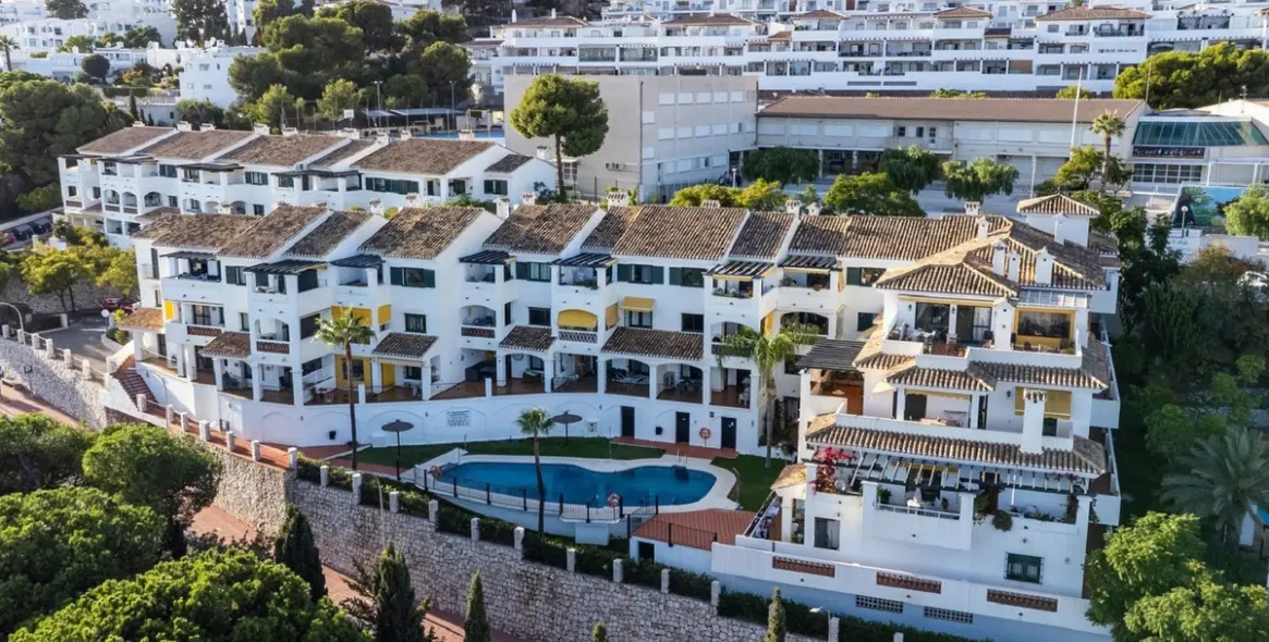 Sale of middle floor apartment in Benalmadena Pueblo 2