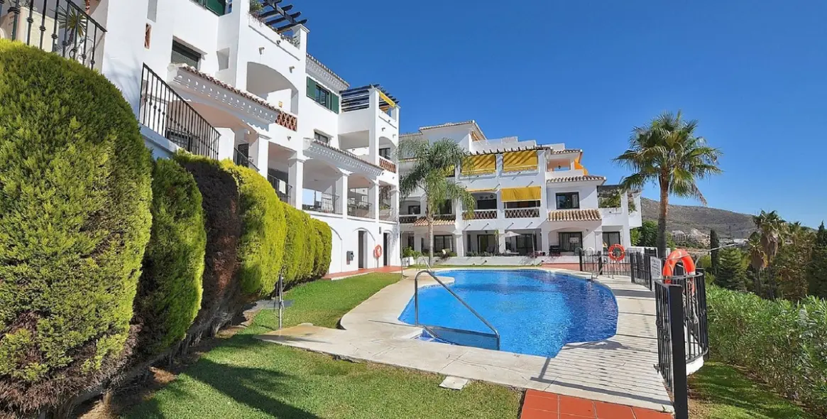 Sale of middle floor apartment in Benalmadena Pueblo 24