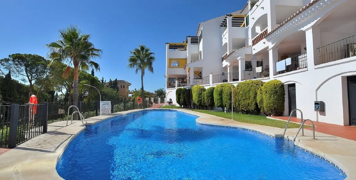 Sale of middle floor apartment in Benalmadena Pueblo 26
