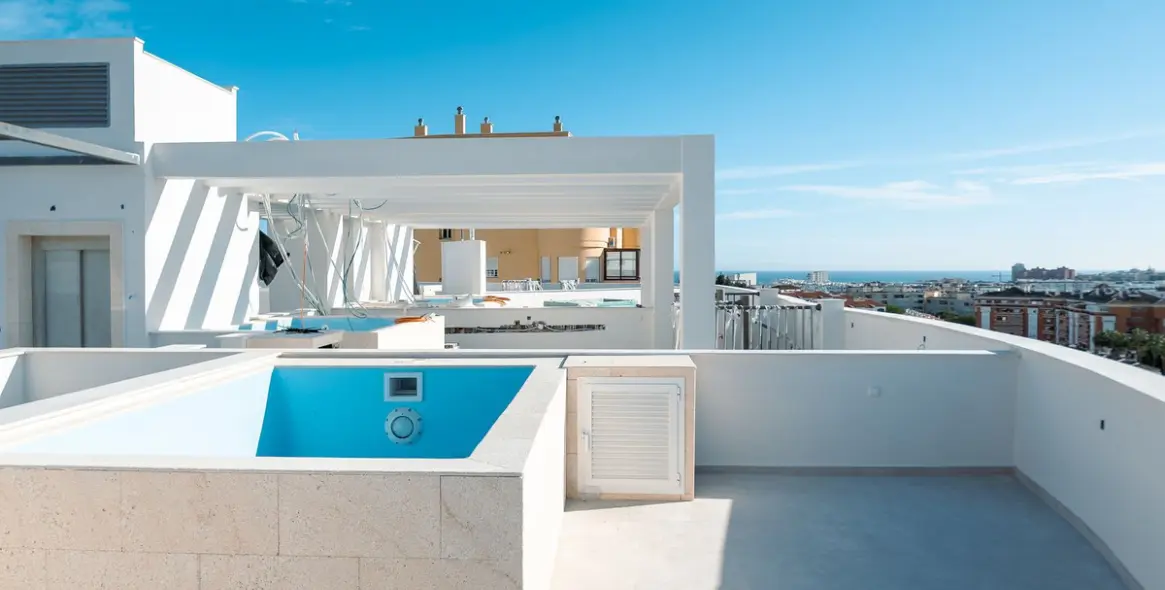 Продажа двухуровневого пентхауса в Estepona 1