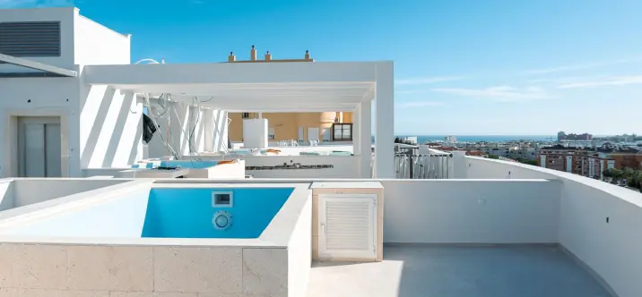 Продажа двухуровневого пентхауса в Estepona 0