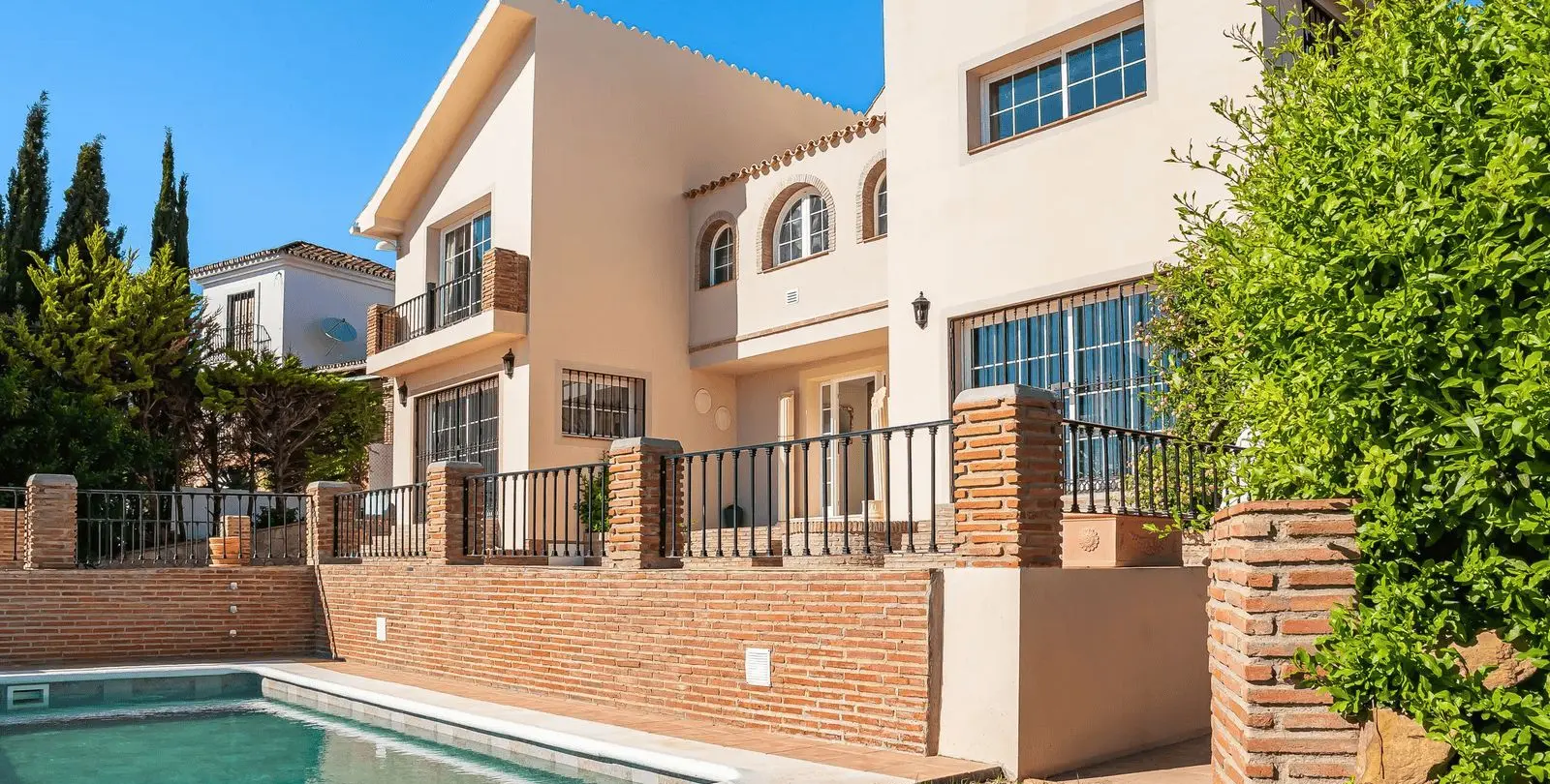 Sale of detached villa in Estepona 1