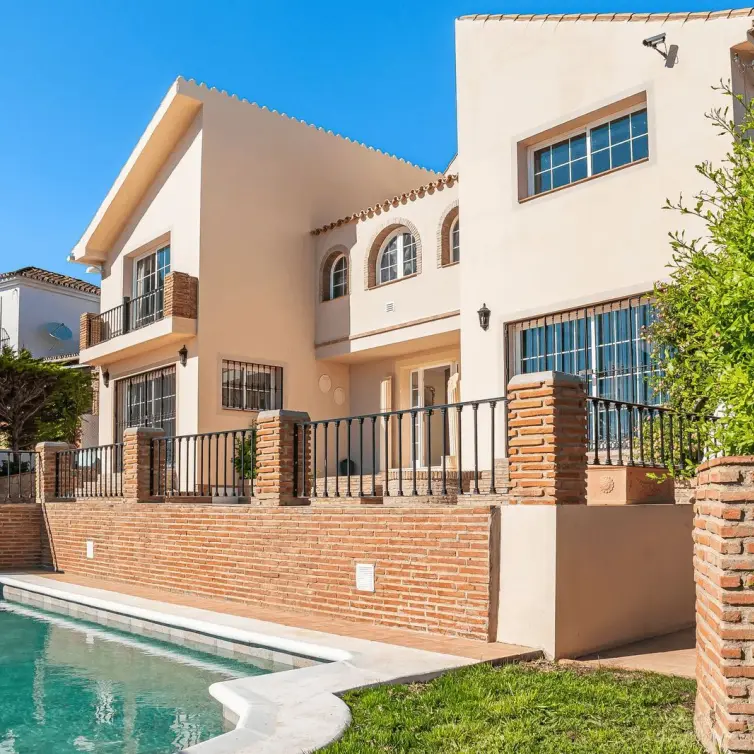 Sale of detached villa in Estepona