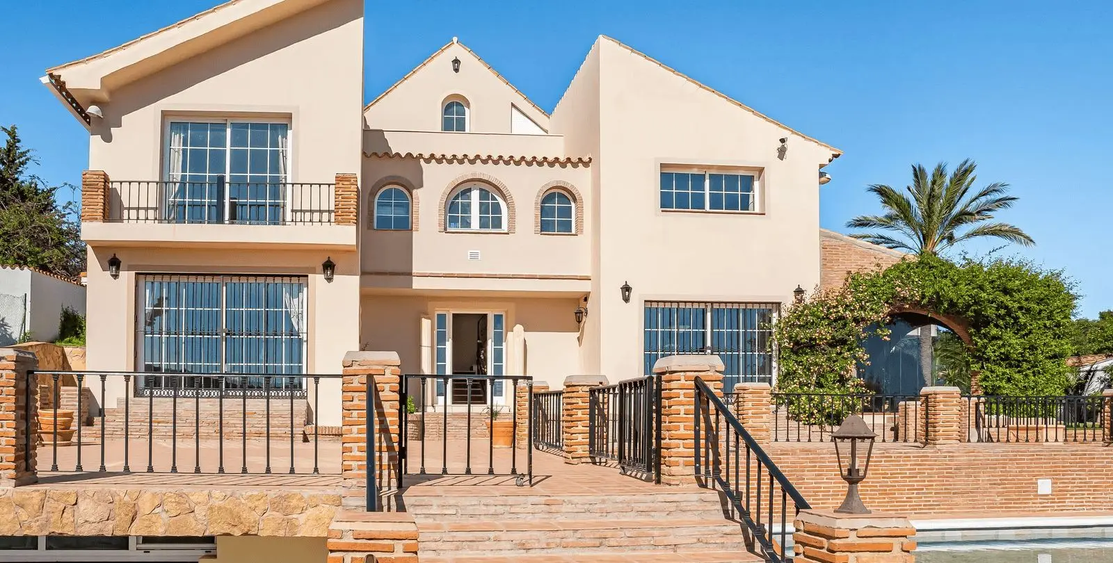 Sale of detached villa in Estepona 2