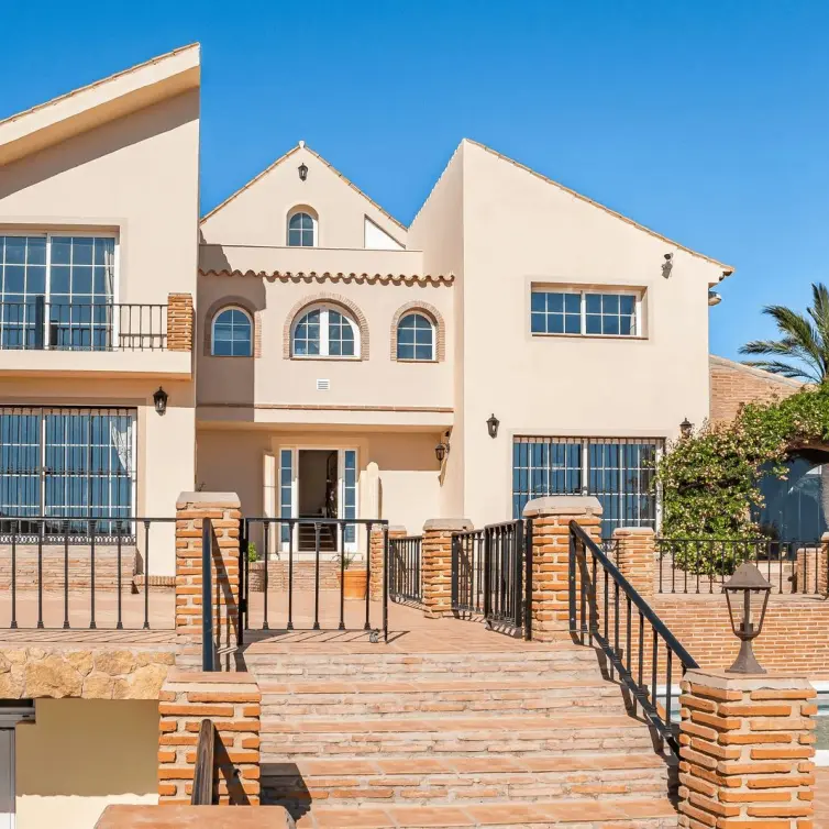 Sale of detached villa in Estepona