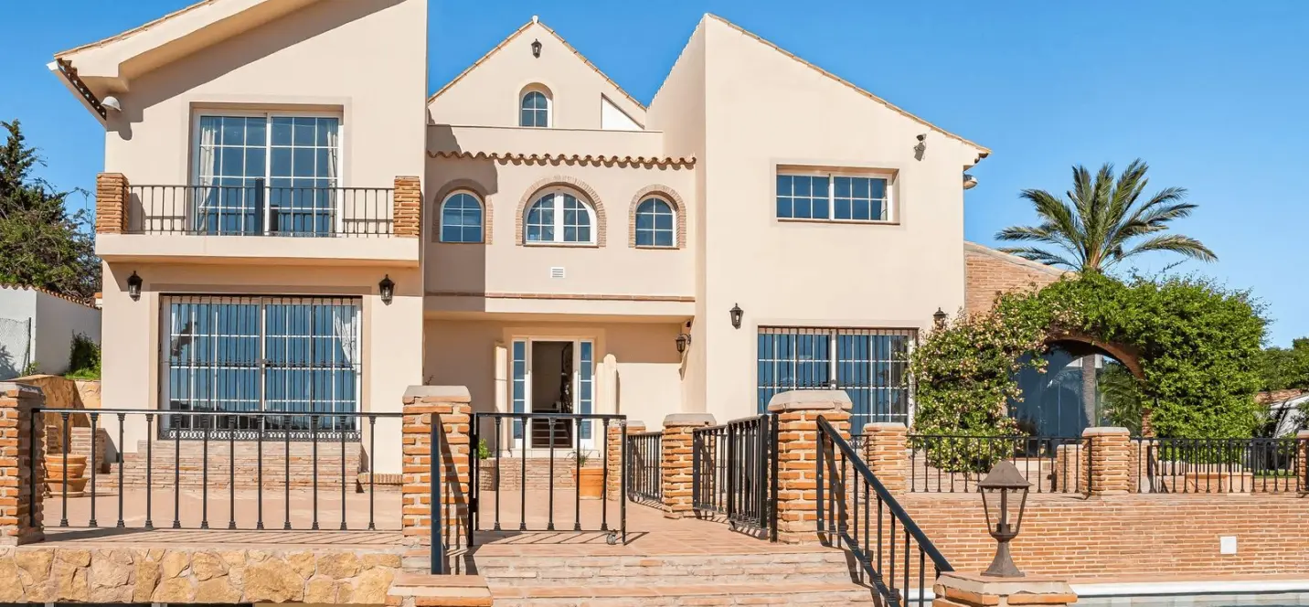 Sale of detached villa in Estepona 1
