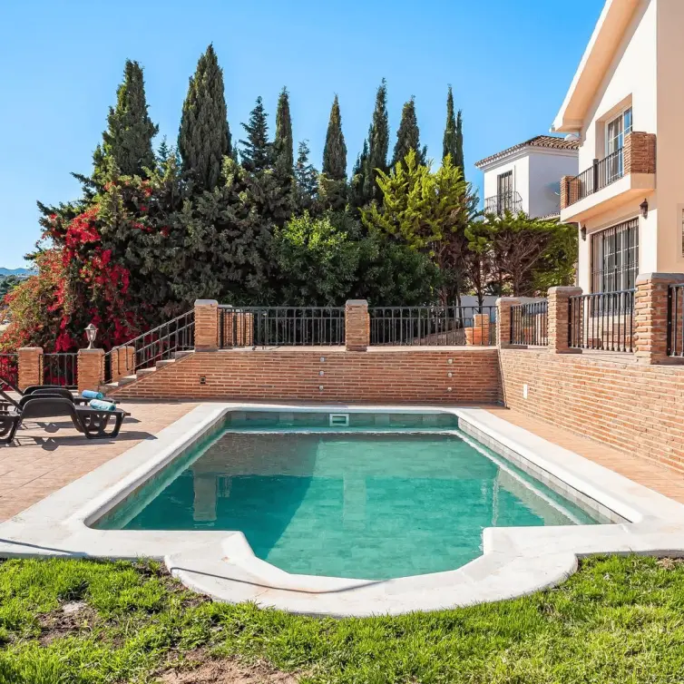 Sale of detached villa in Estepona