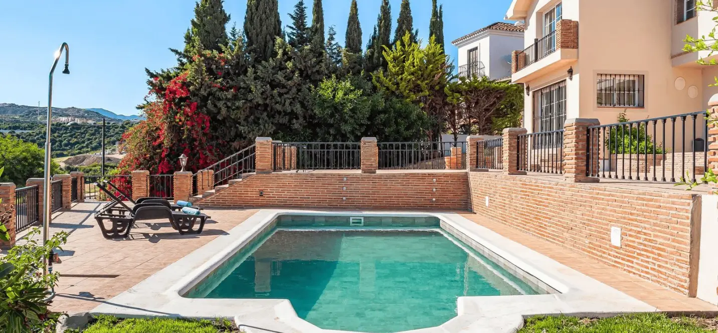 Sale of detached villa in Estepona 2